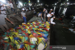 Gotong Royong Bersihkan Beras