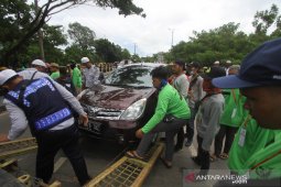 Mobil Parkir Di Bahu Jalan Ahmad Yani Dipindahkan