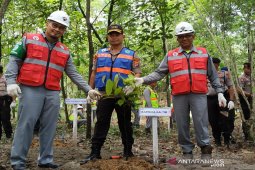 Kapolda Kaltim dan Presiden Direktur Kideco Tanam Pohon di Area Reklamasi
