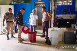 Satpol PP Belitung Timur gerebek warung jual miras jenis arak