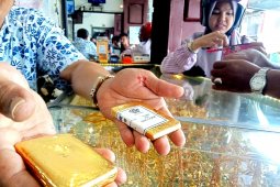 Emas terkerek pelemahan dolar jelang rilis inflasi AS
