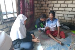 Pemkot Surabaya diminta bantu anak piatu yang rawat bapaknya sakit stroke