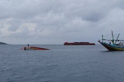 Kapal nelayan  terbalik di Laut Karimunjawa