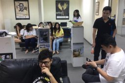 Puluhan orang tua mahasiswa pertanyakan penutupan Raffles Intitute Surabaya
