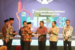 Wapres Ma'ruf serahkan penghargaan pelopor syariah RSUD ke Aminullah