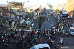 Pertokoan di Jember ambruk