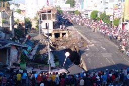 Jalan Sultan Agung di Jember ambles sepanjang 94 meter (Video)