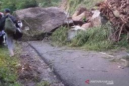 Longsoran batu besar tutup Jalan Raya Garut-Pameungpeuk