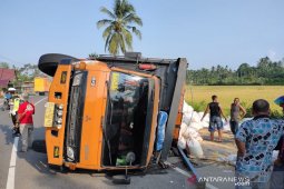 Truk bermuatan padi terbalik di Aceh Timur