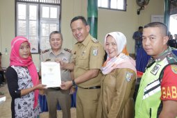Wabup Pringsewu bagikan sertifikat PTSL di Ambarawa
