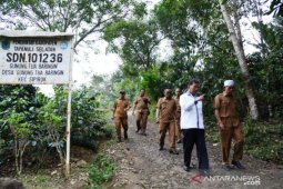Bupati Tapsel susuri ruas jalan Desa Batang Miha yang akan dihotmix
