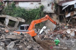 Pemkab Jember fokus angkat reruntuhan ruko ambruk di sungai