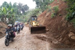 Jalan Campaka- Sukanagra Cianjur kembali terputus akibat longsor