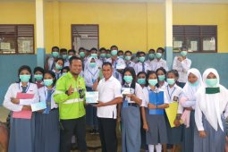 Harita Nickel dan Dinkes Halsel bagikan ribuan masker dan tisu antiseptik