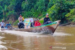 Cerita Brigadir Irvan sisihkan gaji beli sampan dan buku untuk anak pedalaman