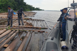 Lanal Banjarmasin amankan 1.400 batang kayu tanpa dokumen