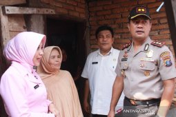 Kapolres dan Ketua Bhayangkari Tapsel berikan tali asih kepada penyandang disabilitas
