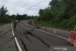 Jalan Lingkar Timur Waduk Jatigede di Sumedang retak panjang