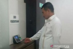Tingkatkan disiplin ASN, Sekda Babel pantau mesin sidik jari