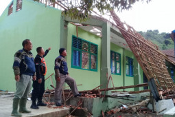 Atap laboratorium SMPN II Gunungguruh Sukabumi ambruk