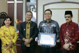 Pemprov Sulbar terima penghargaan dari Raja Mamuju Andi Maksum Da'i