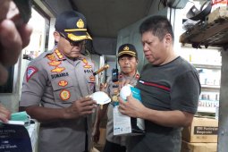 Polisi buru penimbun masker