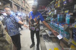 Polda Kalsel cek stok masker dan cairan anti septik di Indogrosir