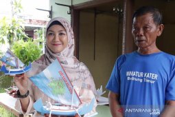 Ketua Dekranasda Babel Kunjungi Kerajinan Miniatur Kapal Kater di Beltim