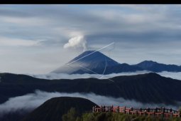 Gunung Semeru masih menyemburkan awan panas