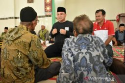 Gubernur Erzaldi beri santunan 100 lansia di Desa Balok