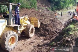 Longsor masih mengancam di jalan di Jabar Selatan