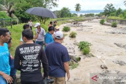 Pemkab Wondama turunkan alat berat keruk Kali Anggris