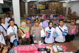 Polisi bongkar industri masker ilegal di Sidoarjo (Video)