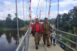 Ketua Komisi V DPR RI resmikan jembatan di pedalaman Kalbar