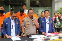 Polisi meringkus empat tersangka kasus penipuan dengan modus menukar kartu ATM