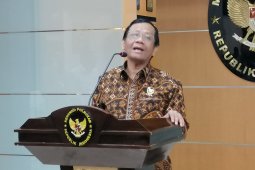 Mahfud MD jaga jarak dengan awak media usai tes COVID-19