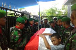Jenazah TNI korban penembakan tiba di rumah duka