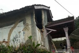 Sejumlah warga Sukabumi terluka tertimpa puing rumah akibat gempa bumi