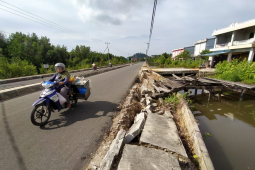 Trotoar Jalan Batu Daya 1 Sukadana ambruk