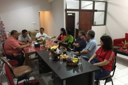 Sejumlah orang tua mahasiswa Raffles Intitute Surabaya temui anggota DPR RI