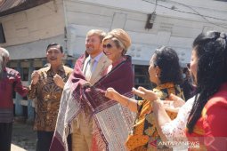 Raja dan Ratu Belanda mendapat hadiah "Ulos Pinunsaan"  di  Toba