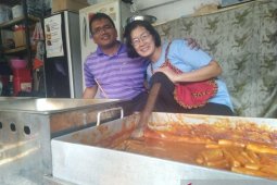 Mencicipi makanan Korea yang dijual warga Korea di Unpad Jatinangor