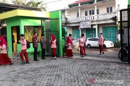 Virus corona merebak, SMPN 13 ubah cara jabat tangan