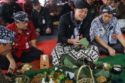 Ganjar Pranowo nikmati Nasi Iriban saat kunjungi Desa Wisata Lerep