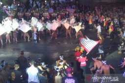 900 seniman-penari tampil dalam pembukaan Tanah Lot Art-Food Festival 2020 (video)
