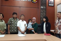 Polisi serahkan anak yang diduga diculik TKI ke ibu kandungnya