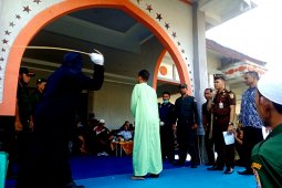 Terbukti berjudi, 18 warga Nagan Raya dihukum cambuk di Alun-Alun
