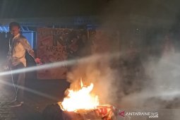 Batal tampil di gedung teater Taman Budaya Bengkulu, seniman bakar spanduk dan baliho