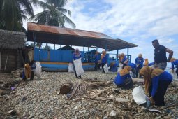 DLH Bone Bolango aksi bersih sampah di Pantai Botutonuo