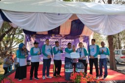Pegadaian serahkan wadah sampah dukung keindahan tempat wisata
